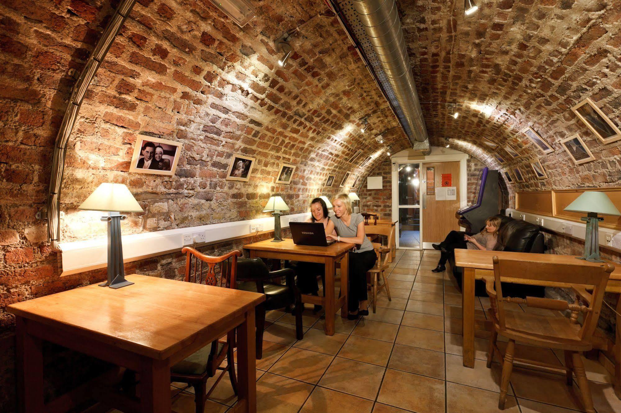 Isaacs Hostel Дъблин Екстериор снимка
