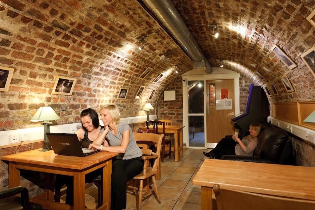 Isaacs Hostel Дъблин Екстериор снимка
